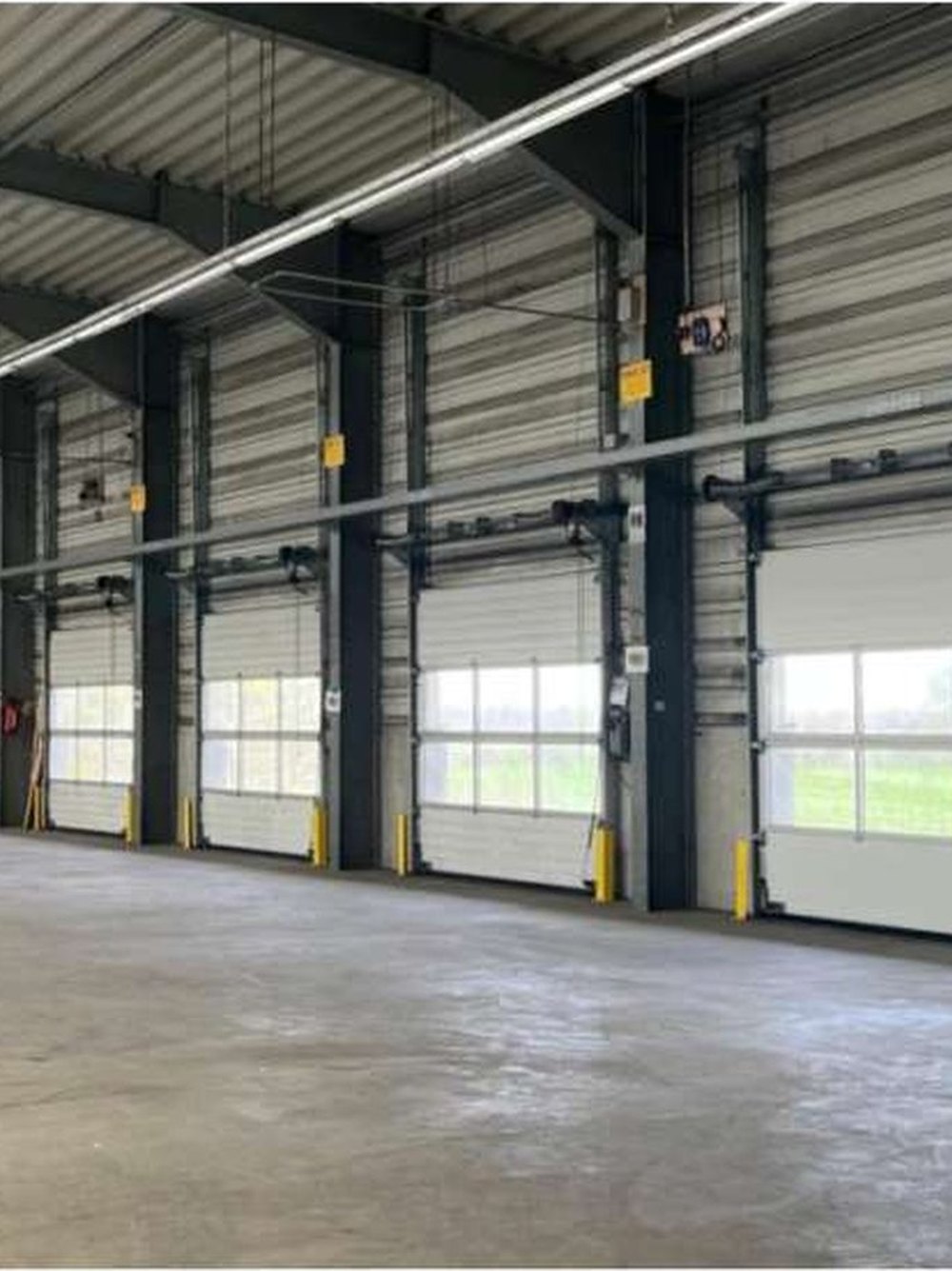 Umschlaghalle in Affing/Mühlhausen mit Torreihe und freier Fläche für Cross-Docking.
